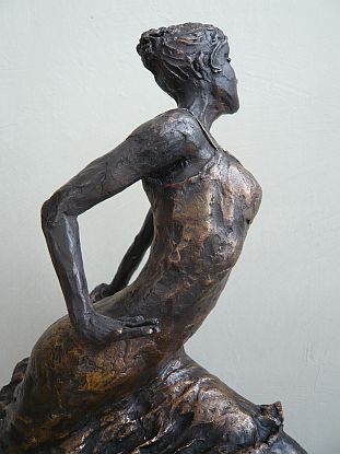 Le pas de dance-danspas is een bronzen beeld van een een danseres vereeuwigd op het moment tussen snelle beweging en volmaakte stilstand.| bronzen beelden en tuinbeelden van Jeanette Jansen |